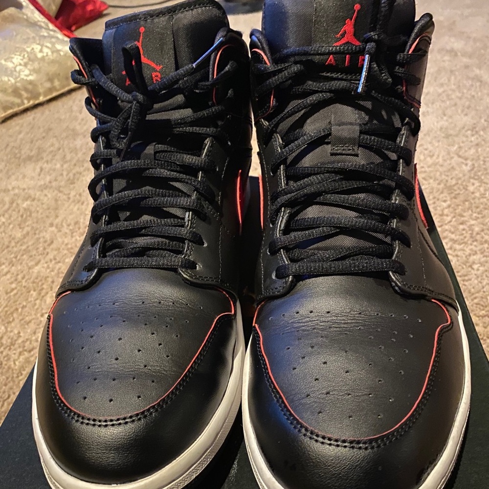 Jordan 1 mids black and red